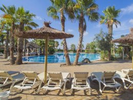 Camping Pas Cher vous présente avec son site Officiel campingpascher.fr, le Camping Alannia Costa Blanca classé 4 étoiles, situé sur la commune de Crevillente dans le département Alicante (Valencia) en Espagne. Le camping Alannia Costa Blanca, vous présente un hébergement de type bungalow de 32 m² pour 2 personnes avec climatisation et télévision. Le camping Alannia Costa Blanca vous propose du vendredi 02 janvier au vendredi 09 janvier 2026 pour 7 nuits à 592.37€. Cette location propose 279 dates différentes pour réserver votre séjour. Découvrez également les 9 autres gammes d'hébergements du camping. Les Avis clients pour le Camping Alannia Costa Blanca sont excellents avec une note moyenne de 8 sur 10. Parc aquatique, Piscine couverte, Piscine extérieure, Animations familiales, Club ados, Club enfants, Aire de jeux enfants, Baby-foot, Court de tennis, Ping-pong, Piscine, Pétanque, Salle de fitness, Salle de jeux vidéo, Terrain de basketball, Terrain de football, Bar, Boulangerie, Plats à emporter, Restaurant, Supermarché,... En savoir plus : cliquez-ICI.