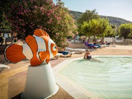 Camping Pas Cher vous présente avec son site Officiel campingpascher.fr, le Camping Aloha Club classé 3 étoiles, situé sur la commune de Amélie Les Bains Palalda dans le département Pyrénées-orientales (Languedoc Roussillon) en France. Le camping Aloha Club vous propose un hébergement de type mobil-home de 34 m² avec climatisation (télévision). L'établissement vous propose 6 autres types d'hébergements. Découvrez tous nos séjours à petits prix dans la commune et aux alentours de Amélie Les Bains Palalda du département : Pyrénées-orientales (Languedoc Roussillon). Les Avis clients pour le Camping Aloha Club sont excellents avec une note moyenne de 8 sur 10. Piscine chauffée, Piscine extérieure, Animation enfants, Animations familiales, Aire de jeux enfants, Baby-foot, Cyclisme, Paddle, Parcours sportif, Ping-pong, Piscine, Pétanque, Structure gonflable enfants, Terrain de football, Trampoline, kiteSurf, Dépôt de pain, Supermarché,... En savoir plus : cliquez-ICI.