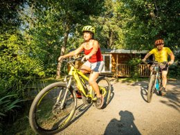 Camping Pas Cher vous présente avec son site Officiel campingpascher.fr, le Camping Flower Aloha Club classé 3 étoiles, situé sur la commune de Amélie Les Bains Palalda dans le département Pyrénées-orientales (Languedoc Roussillon) en France. Le camping Flower Aloha Club vous propose un hébergement de type mobil-home de 26 m² avec climatisation (télévision). L'établissement vous propose 4 autres types d'hébergements. Découvrez tous nos séjours à petits prix dans la commune et aux alentours de Amélie Les Bains Palalda du département : Pyrénées-orientales (Languedoc Roussillon). Les Avis clients pour le Camping Flower Aloha Club sont excellents avec une note moyenne de 8 sur 10. Piscine chauffée, Piscine extérieure, Animation enfants, Animations familiales, Aire de jeux enfants, Baby-foot, Cyclisme, Paddle, Parcours sportif, Ping-pong, Piscine, Pétanque, Structure gonflable enfants, Terrain de football, Trampoline, kiteSurf, Dépôt de pain, Supermarché,... En savoir plus : cliquez-ICI.