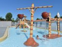 Camping Pas Cher vous présente avec son site Officiel campingpascher.fr, le Camping Moncalm classé 4 étoiles, situé sur la commune de Angles dans le département Vendée (Pays De La Loire) en France. Le camping Moncalm, vous présente un hébergement de type mobil-home de 25 m². Le camping Moncalm vous propose du sam. 20 juin au sam. 27 juin 2026, en promotion à -28% pour 7 nuits à 209 € au lieu de 294,0 € soit une Économie de 85 €. Cette location propose 9 dates différentes pour réserver votre séjour. Découvrez également les 4 autres gammes d'hébergements du camping. Les Avis clients pour le Camping Moncalm sont excellents avec une note moyenne de 8 sur 10. Piscine chauffée, Piscine couverte, Animations familiales, Club enfants, Aire de jeux enfants, Ping-pong, Piscine, Pétanque, Salle de jeux vidéo, Structure gonflable enfants, Terrain multisports, Bar, Dépôt de pain, Snack/Bar, Supermarché, Épicerie,... En savoir plus : cliquez-ICI.