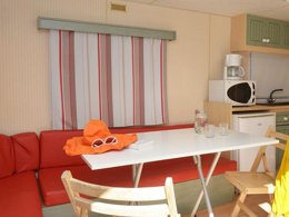 Camping Pas Cher vous présente avec son site Officiel campingpascher.fr, le Camping Moncalm classé 4 étoiles, situé sur la commune de Angles dans le département Vendée (Pays De La Loire) en France. Le camping Moncalm, vous présente un hébergement de type mobil-home. Le camping Moncalm vous proposeun séjour PAS CHER avec une REMISEdu sam. 20 juin au sam. 27 juin 2026, en promotion à -35% pour 7 nuits à 189 € au lieu de 294,0 € soit une Économie de 105 €. Cette location propose 10 dates différentes pour réserver votre séjour. Découvrez également les 1 autres gammes d'hébergements du camping. Les Avis clients pour le Camping Moncalm sont excellents avec une note moyenne de 8 sur 10. Piscine chauffée, Piscine couverte, Animations familiales, Club enfants, Aire de jeux enfants, Ping-pong, Piscine, Pétanque, Salle de jeux vidéo, Structure gonflable enfants, Terrain multisports, Bar, Dépôt de pain, Snack/Bar, Supermarché, Épicerie,... En savoir plus : cliquez-ICI.