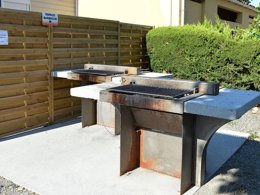 Camping Pas Cher vous présente avec son site Officiel campingpascher.fr, le Camping Moncalm classé 4 étoiles, situé sur la commune de Angles dans le département Vendée (Pays De La Loire) en France. Le camping Moncalm, vous présente un hébergement de type mobil-home. Le camping Moncalm vous proposeun séjour PAS CHER avec une REMISEdu sam. 20 juin au sam. 27 juin 2026, en promotion à -35% pour 7 nuits à 189 € au lieu de 294,0 € soit une Économie de 105 €. Cette location propose 10 dates différentes pour réserver votre séjour. Découvrez également les 1 autres gammes d'hébergements du camping. Les Avis clients pour le Camping Moncalm sont excellents avec une note moyenne de 8 sur 10. Piscine chauffée, Piscine couverte, Animations familiales, Club enfants, Aire de jeux enfants, Ping-pong, Piscine, Pétanque, Salle de jeux vidéo, Structure gonflable enfants, Terrain multisports, Bar, Dépôt de pain, Snack/Bar, Supermarché, Épicerie,... En savoir plus : cliquez-ICI.