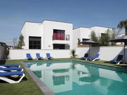 Camping Pas Cher vous présente avec son site Officiel campingpascher.fr, la Résidence Villas Odalys Collection Domaine D'Anadara, située sur la commune de Anglet dans le département Pyrénées-atlantiques (Aquitaine) en France. La résidence Villas Odalys Collection Domaine D'Anadara, vous présente un hébergement de type villa. La résidence Villas Odalys Collection Domaine D'Anadara vous propose du sam. 10 octobre au sam. 17 octobre 2026 pour 7 nuits à 1139€. Cette location propose 13 dates différentes pour réserver votre séjour. Découvrez également les 1 autres gammes d'hébergements de la résidence. Les Avis clients pour la Résidence Villas Odalys Collection Domaine D'Anadara sont de 7 sur 10. Piscine chauffée, Piscine extérieure, Cyclisme, Jet-ski, Location de bateaux, Surf,... En savoir plus : cliquez-ICI.