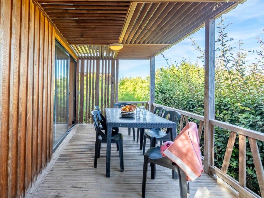 Camping Pas Cher vous présente avec son site Officiel campingpascher.fr, le Camping Paradis A La Corniche classé 5 étoiles, situé sur la commune de Angoulins Sur Mer dans le département Charente-maritime (Poitou Charentes) en France. Le camping Paradis A La Corniche vous propose un hébergement de type chalet de 25 m² pour 4 personnes avec climatisation (télévision). L'établissement vous propose 9 autres types d'hébergements. Découvrez tous nos séjours à petits prix dans la commune et aux alentours de Angoulins Sur Mer du département : Charente-maritime (Poitou Charentes). Les Avis clients pour le Camping Paradis A La Corniche sont de 7 sur 10. Mer, Piscine couverte, Piscine extérieure, Animations familiales, Club enfants, Aire de jeux enfants, Cyclisme, Ping-pong, Planche à voile, Pétanque, Skatepark, Sports nautiques, Terrain de football, Terrain multisports, Bar, Boulangerie, Plats à emporter, Snack/Bar, Supermarché, Épicerie,... En savoir plus : cliquez-ICI.