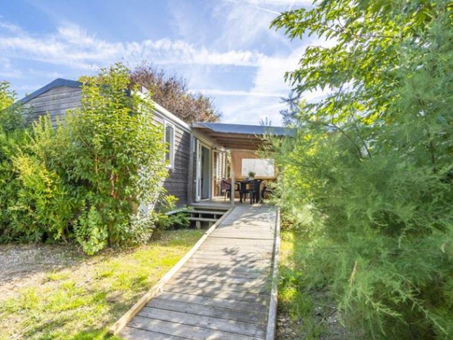 Camping Pas Cher vous présente avec son site Officiel campingpascher.fr, le Camping Paradis A La Corniche classé 5 étoiles, situé sur la commune de Angoulins Sur Mer dans le département Charente-maritime (Poitou Charentes) en France. Le camping Paradis A La Corniche, vous présente un hébergement de type mobil-home de 30 m² pour 3 personnes et télévision. Le camping Paradis A La Corniche vous proposeun séjour PAS CHER avec une REMISEdu vendredi 05 juin au vendredi 12 juin 2026 avec une PROMO de DERNIÈRE MINUTE, en promotion à -47% pour 7 nuits à 299 € au lieu de 573,0 € soit une Économie de 274 €. Cette location propose 24 dates différentes pour réserver votre séjour. Découvrez également les 9 autres gammes d'hébergements du camping. Les Avis clients pour le Camping Paradis A La Corniche sont de 7 sur 10. Mer, Piscine couverte, Piscine extérieure, Animations familiales, Club enfants, Aire de jeux enfants, Cyclisme, Ping-pong, Planche à voile, Pétanque, Skatepark, Sports nautiques, Terrain de football, Terrain multisports, Bar, Boulangerie, Plats à emporter, Snack/Bar, Supermarché, Épicerie,... En savoir plus : cliquez-ICI.