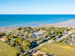 Camping Pas Cher vous présente avec son site Officiel campingpascher.fr, le Camping Paradis A La Corniche classé 5 étoiles, situé sur la commune de Angoulins Sur Mer dans le département Charente-maritime (Poitou Charentes) en France. Le camping Paradis A La Corniche vous propose un hébergement de type chalet de 25 m² pour 4 personnes avec climatisation (télévision). L'établissement vous propose 9 autres types d'hébergements. Découvrez tous nos séjours à petits prix dans la commune et aux alentours de Angoulins Sur Mer du département : Charente-maritime (Poitou Charentes). Les Avis clients pour le Camping Paradis A La Corniche sont de 7 sur 10. Mer, Piscine couverte, Piscine extérieure, Animations familiales, Club enfants, Aire de jeux enfants, Cyclisme, Ping-pong, Planche à voile, Pétanque, Skatepark, Sports nautiques, Terrain de football, Terrain multisports, Bar, Boulangerie, Plats à emporter, Snack/Bar, Supermarché, Épicerie,... En savoir plus : cliquez-ICI.