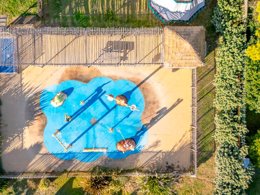 Camping Pas Cher vous présente avec son site Officiel campingpascher.fr, le Camping Paradis A La Corniche classé 5 étoiles, situé sur la commune de Angoulins Sur Mer dans le département Charente-maritime (Poitou Charentes) en France. Le camping Paradis A La Corniche, vous présente un hébergement de type mobil-home de 18 m² pour 1 personne et télévision. Le camping Paradis A La Corniche vous propose du sam. 28 mars au sam. 04 avril 2026, en promotion à -15% pour 7 nuits à 279 € au lieu de 329,0 € soit une Économie de 50 €. Cette location propose 285 dates différentes pour réserver votre séjour. Découvrez également les 11 autres gammes d'hébergements du camping. Les Avis clients pour le Camping Paradis A La Corniche sont de 7 sur 10. Mer, Piscine couverte, Piscine extérieure, Animations familiales, Club enfants, Aire de jeux enfants, Cyclisme, Ping-pong, Planche à voile, Pétanque, Skatepark, Sports nautiques, Terrain de football, Terrain multisports, Bar, Boulangerie, Plats à emporter, Snack/Bar, Supermarché, Épicerie,... En savoir plus : cliquez-ICI.