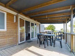 Camping Pas Cher vous présente avec son site Officiel campingpascher.fr, le Camping Paradis A La Corniche classé 5 étoiles, situé sur la commune de Angoulins Sur Mer dans le département Charente-maritime (Poitou Charentes) en France. Le camping Paradis A La Corniche vous propose un hébergement de type mobil-home de 40 m² pour 2 personnes (télévision). L'établissement vous propose 11 autres types d'hébergements. Découvrez tous nos séjours à petits prix dans la commune et aux alentours de Angoulins Sur Mer du département : Charente-maritime (Poitou Charentes). Les Avis clients pour le Camping Paradis A La Corniche sont de 7 sur 10. Mer, Piscine couverte, Piscine extérieure, Animations familiales, Club enfants, Aire de jeux enfants, Cyclisme, Ping-pong, Planche à voile, Pétanque, Skatepark, Sports nautiques, Terrain de football, Terrain multisports, Bar, Boulangerie, Plats à emporter, Snack/Bar, Supermarché, Épicerie,... En savoir plus : cliquez-ICI.