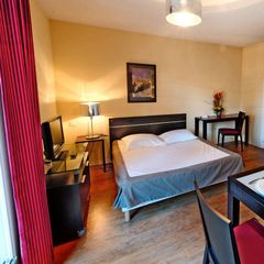 Camping Pas Cher vous présente avec son site Officiel campingpascher.fr, la Résidence Olympe classé 3 étoiles, située sur la commune de Antibes Juan Les Pins dans le département Alpes-maritimes (Provence-alpes-côte D'azur) en France. La résidence Olympe, vous présente un hébergement de type appartement de 30 m² et télévision. La résidence Olympe vous propose du sam. 13 décembre au sam. 20 décembre 2025 avec une PROMO de DERNIÈRE MINUTE, en promotion à -20% pour 7 nuits à 414,40 € au lieu de 518 € soit une Économie de 103,60 €. Cette location propose 72 dates différentes pour réserver votre séjour. Découvrez également les 4 autres gammes d'hébergements de la résidence. Les Avis clients pour la Résidence Olympe sont excellents avec une note moyenne de 8 sur 10. Piscine extérieure, Centre équestre, Golf,... En savoir plus : cliquez-ICI.