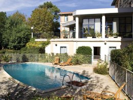 Camping Pas Cher vous présente avec son site Officiel campingpascher.fr, le Camping Villa Régina, situé sur la commune de Arcachon dans le département Gironde (Aquitaine) en France. Le camping Villa Régina, vous présente un hébergement de type studio de 20 m² pour 2 personnes et télévision. Le camping Villa Régina vous proposeun séjour PAS CHER avec une REMISEdu sam. 07 novembre au sam. 14 novembre 2026, en promotion à -32% pour 7 nuits à 339,15 € au lieu de 498,75 € soit une Économie de 159,60 €. Cette location propose 310 dates différentes pour réserver votre séjour. Découvrez également les 2 autres gammes d'hébergements du camping. Les Avis clients pour le Camping Villa Régina sont excellents avec une note moyenne de 8 sur 10. Piscine extérieure, Piscine, Plongée, Pétanque, Restaurant,... En savoir plus : cliquez-ICI.