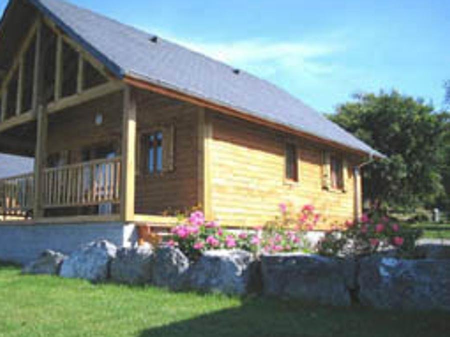 Camping Pas Cher vous présente avec son site Officiel campingpascher.fr, le Camping Du Lac classé 4 étoiles, situé sur la commune de Arcizans Avant dans le département Hautes-pyrénées (Midi Pyrénées) en France. Le camping Du Lac, vous présente un hébergement de type chalet de 35 m² pour 2 personnes. Le camping Du Lac vous propose du sam. 06 juin au sam. 13 juin 2026 pour 7 nuits à 405€. Cette location propose 1 dates différentes pour réserver votre séjour. Découvrez également les 2 autres gammes d'hébergements du camping. Les Avis clients pour le Camping Du Lac sont excellents avec une note moyenne de 8 sur 10. Parc aquatique, Piscine chauffée, Piscine extérieure, Canoë-kayak, Cyclisme, Pétanque, Randonnée, Terrain de football, Terrain multisports, Bar, Dépôt de pain, Plats à emporter, Supermarché, Épicerie,... En savoir plus : cliquez-ICI.