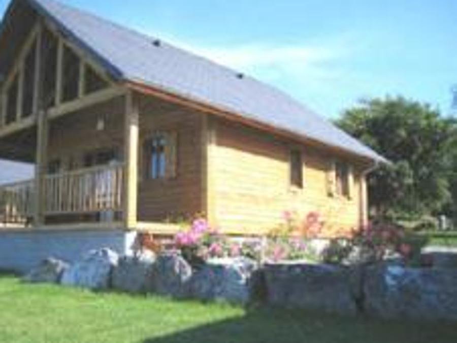 Camping Pas Cher vous présente avec son site Officiel campingpascher.fr, le Camping Du Lac classé 4 étoiles, situé sur la commune de Arcizans Avant dans le département Hautes-pyrénées (Midi Pyrénées) en France. Le camping Du Lac, vous présente un hébergement de type chalet de 42 m². Le camping Du Lac vous propose du sam. 06 juin au sam. 13 juin 2026 pour 7 nuits à 440€. Cette location propose 2 dates différentes pour réserver votre séjour. Découvrez également les 2 autres gammes d'hébergements du camping. Les Avis clients pour le Camping Du Lac sont excellents avec une note moyenne de 8 sur 10. Parc aquatique, Piscine chauffée, Piscine extérieure, Canoë-kayak, Cyclisme, Pétanque, Randonnée, Terrain de football, Terrain multisports, Bar, Dépôt de pain, Plats à emporter, Supermarché, Épicerie,... En savoir plus : cliquez-ICI.