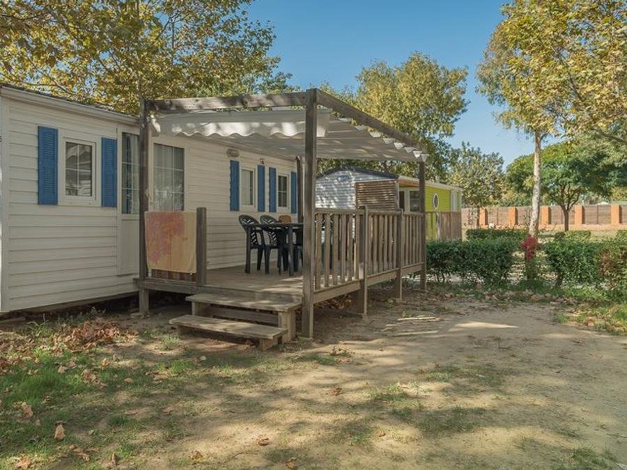 Camping Pas Cher vous présente avec son site Officiel campingpascher.fr, le Camping La Plage Argelès classé 3 étoiles, situé sur la commune de Argelès-sur-mer dans le département Pyrénées-orientales (Languedoc Roussillon) en France. Le camping La Plage Argelès, vous présente un hébergement de type mobil-home de 28 m² et télévision. Le camping La Plage Argelès vous propose du dimanche 07 juin au dimanche 14 juin 2026 avec une PROMO de DERNIÈRE MINUTE, en promotion à -14% pour 7 nuits à 359,55 € au lieu de 423,0 € soit une Économie de 63,45 €. Cette location propose 64 dates différentes pour réserver votre séjour. Découvrez également les 11 autres gammes d'hébergements du camping. Les Avis clients pour le Camping La Plage Argelès sont excellents avec une note moyenne de 8 sur 10. Mer, Piscine extérieure, Aire de jeux enfants, Ping-pong, Pétanque, Terrain multisports, Dépôt de pain, Snack/Bar, Supermarché,... En savoir plus : cliquez-ICI.
