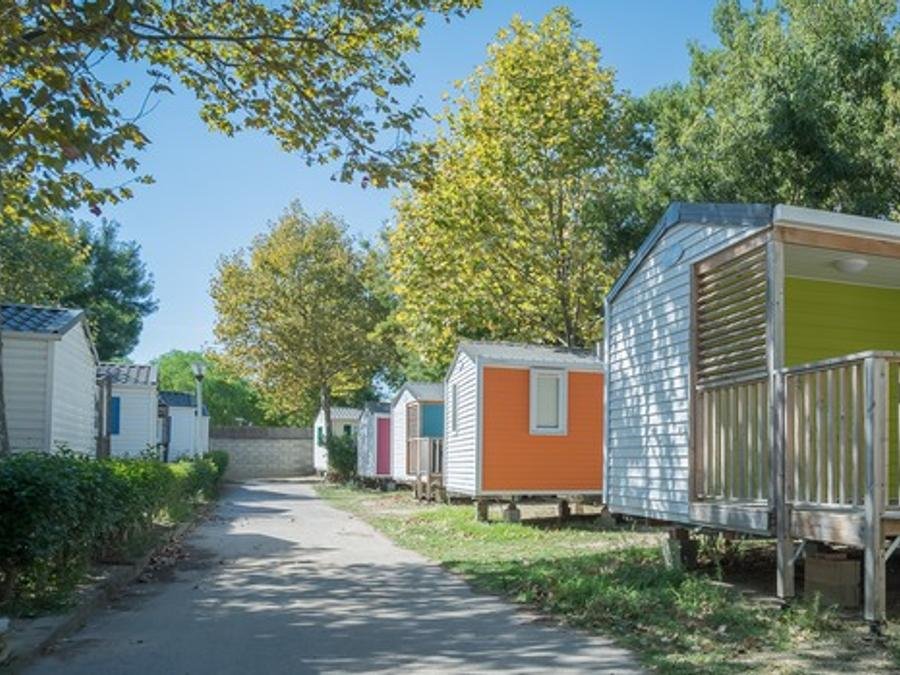Camping Pas Cher vous présente avec son site Officiel campingpascher.fr, le Camping La Plage Argelès classé 3 étoiles, situé sur la commune de Argelès-sur-mer dans le département Pyrénées-orientales (Languedoc Roussillon) en France. Le camping La Plage Argelès, vous présente un hébergement de type mobil-home de 24 m² et télévision. Le camping La Plage Argelès vous propose du sam. 12 septembre au sam. 19 septembre 2026, en promotion à -10% pour 7 nuits à 428,40 € au lieu de 476,0 € soit une Économie de 47,60 €. Cette location propose 15 dates différentes pour réserver votre séjour. Découvrez également les 11 autres gammes d'hébergements du camping. Les Avis clients pour le Camping La Plage Argelès sont excellents avec une note moyenne de 8 sur 10. Mer, Piscine extérieure, Aire de jeux enfants, Ping-pong, Pétanque, Terrain multisports, Dépôt de pain, Snack/Bar, Supermarché,... En savoir plus : cliquez-ICI.