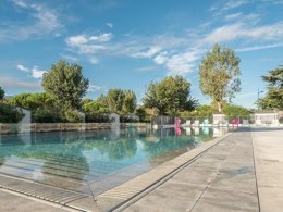 Camping Pas Cher vous présente avec son site Officiel campingpascher.fr, le Camping La Plage Argelès classé 3 étoiles, situé sur la commune de Argelès-sur-mer dans le département Pyrénées-orientales (Languedoc Roussillon) en France. Le camping La Plage Argelès vous propose un hébergement de type mobil-home de 32 m² avec climatisation (télévision). L'établissement vous propose 11 autres types d'hébergements. Découvrez tous nos séjours à petits prix dans la commune et aux alentours de Argelès-sur-mer du département : Pyrénées-orientales (Languedoc Roussillon). Les Avis clients pour le Camping La Plage Argelès sont excellents avec une note moyenne de 8 sur 10. Mer, Piscine extérieure, Aire de jeux enfants, Ping-pong, Pétanque, Terrain multisports, Dépôt de pain, Snack/Bar, Supermarché,... En savoir plus : cliquez-ICI.