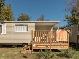 Camping Pas Cher vous présente avec son site Officiel campingpascher.fr, le Camping La Plage Argelès classé 3 étoiles, situé sur la commune de Argelès-sur-mer dans le département Pyrénées-orientales (Languedoc Roussillon) en France. Le camping La Plage Argelès, vous présente un hébergement de type mobil-home de 28 m² avec climatisation et télévision. Le camping La Plage Argelès vous propose du vendredi 03 avril au vendredi 10 avril 2026, en promotion à -15% pour 7 nuits à 428,40 € au lieu de 504,0 € soit une Économie de 75,60 €. Cette location propose 121 dates différentes pour réserver votre séjour. Découvrez également les 11 autres gammes d'hébergements du camping. Les Avis clients pour le Camping La Plage Argelès sont excellents avec une note moyenne de 8 sur 10. Mer, Piscine extérieure, Aire de jeux enfants, Ping-pong, Pétanque, Terrain multisports, Dépôt de pain, Snack/Bar, Supermarché,... En savoir plus : cliquez-ICI.