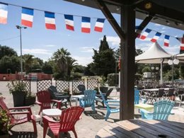 Camping Pas Cher vous présente avec son site Officiel campingpascher.fr, le Camping Maeva Club Les Abricotiers, situé sur la commune de Argelès-sur-mer dans le département Pyrénées-orientales (Languedoc Roussillon) en France. Le camping Maeva Club Les Abricotiers, vous présente un hébergement de type mobil-home de 28 m². Le camping Maeva Club Les Abricotiers vous proposeun séjour PAS CHER avec une REMISEdu vendredi 15 mai au vendredi 22 mai 2026, en promotion à -30% pour 7 nuits à 189 € au lieu de 270,0 € soit une Économie de 81 €. Cette location propose 111 dates différentes pour réserver votre séjour. Découvrez également les 6 autres gammes d'hébergements du camping. Les Avis clients pour le Camping Maeva Club Les Abricotiers sont excellents avec une note moyenne de 8 sur 10. Mer, Piscine extérieure, Animations familiales, Club enfants, Aire de jeux enfants, Canoë-kayak, Centre équestre, Court de tennis, Ping-pong, Terrain de football, Terrain multisports, Voile, Bar, Station-service, Supermarché,... En savoir plus : cliquez-ICI.