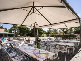 Camping Pas Cher vous présente avec son site Officiel campingpascher.fr, le Camping Maeva Club Les Abricotiers, situé sur la commune de Argelès-sur-mer dans le département Pyrénées-orientales (Languedoc Roussillon) en France. Le camping Maeva Club Les Abricotiers, vous présente un hébergement de type mobil-home de 28 m². Le camping Maeva Club Les Abricotiers vous proposeun séjour PAS CHER avec une REMISEdu vendredi 15 mai au vendredi 22 mai 2026, en promotion à -30% pour 7 nuits à 189 € au lieu de 270,0 € soit une Économie de 81 €. Cette location propose 111 dates différentes pour réserver votre séjour. Découvrez également les 6 autres gammes d'hébergements du camping. Les Avis clients pour le Camping Maeva Club Les Abricotiers sont excellents avec une note moyenne de 8 sur 10. Mer, Piscine extérieure, Animations familiales, Club enfants, Aire de jeux enfants, Canoë-kayak, Centre équestre, Court de tennis, Ping-pong, Terrain de football, Terrain multisports, Voile, Bar, Station-service, Supermarché,... En savoir plus : cliquez-ICI.