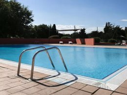 Camping Pas Cher vous présente avec son site Officiel campingpascher.fr, le Camping Maeva Club Les Abricotiers, situé sur la commune de Argelès-sur-mer dans le département Pyrénées-orientales (Languedoc Roussillon) en France. Le camping Maeva Club Les Abricotiers, vous présente un hébergement de type mobil-home de 30 m². Le camping Maeva Club Les Abricotiers vous proposeun séjour PAS CHER avec une REMISEdu sam. 16 mai au sam. 23 mai 2026, en promotion à -30% pour 7 nuits à 239 € au lieu de 341,43 € soit une Économie de 102,43 €. Cette location propose 97 dates différentes pour réserver votre séjour. Découvrez également les 6 autres gammes d'hébergements du camping. Les Avis clients pour le Camping Maeva Club Les Abricotiers sont excellents avec une note moyenne de 8 sur 10. Mer, Piscine extérieure, Animations familiales, Club enfants, Aire de jeux enfants, Canoë-kayak, Centre équestre, Court de tennis, Ping-pong, Terrain de football, Terrain multisports, Voile, Bar, Station-service, Supermarché,... En savoir plus : cliquez-ICI.