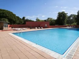 Camping Pas Cher vous présente avec son site Officiel campingpascher.fr, le Camping Maeva Club Les Abricotiers, situé sur la commune de Argelès-sur-mer dans le département Pyrénées-orientales (Languedoc Roussillon) en France. Le camping Maeva Club Les Abricotiers, vous présente un hébergement de type mobil-home de 26 m². Le camping Maeva Club Les Abricotiers vous proposeun séjour PAS CHER avec une REMISEdu vendredi 15 mai au vendredi 22 mai 2026, en promotion à -30% pour 7 nuits à 169 € au lieu de 241,43 € soit une Économie de 72,43 €. Cette location propose 111 dates différentes pour réserver votre séjour. Découvrez également les 6 autres gammes d'hébergements du camping. Les Avis clients pour le Camping Maeva Club Les Abricotiers sont excellents avec une note moyenne de 8 sur 10. Mer, Piscine extérieure, Animations familiales, Club enfants, Aire de jeux enfants, Canoë-kayak, Centre équestre, Court de tennis, Ping-pong, Terrain de football, Terrain multisports, Voile, Bar, Station-service, Supermarché,... En savoir plus : cliquez-ICI.