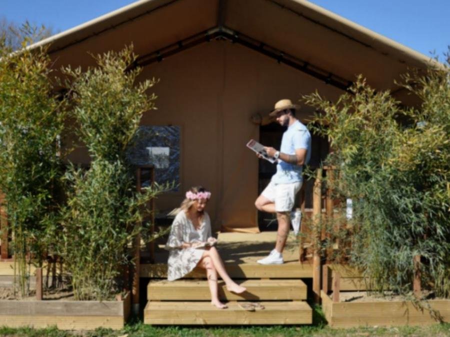 Camping Pas Cher vous présente avec son site Officiel campingpascher.fr, le Camping Le Pearl - Paradis classé 4 étoiles, situé sur la commune de Argelès-sur-mer dans le département Pyrénées-orientales (Languedoc Roussillon) en France. Le camping Le Pearl - Paradis, vous présente un hébergement de type tente en toile et bois de 27 m² pour 2 personnes. Le camping Le Pearl - Paradis vous propose du dimanche 07 juin au dimanche 14 juin 2026, en promotion à -20% pour 7 nuits à 189 € au lieu de 238,0 € soit une Économie de 49 €. Cette location propose 10 dates différentes pour réserver votre séjour. Découvrez également les 21 autres gammes d'hébergements du camping. Les Avis clients pour le Camping Le Pearl - Paradis sont excellents avec une note moyenne de 8 sur 10. Parc aquatique, Piscine chauffée, Piscine extérieure, Animations familiales, Club ados, Club enfants, Aire de jeux enfants, Baby-foot, Canoë-kayak, Centre équestre, Court de tennis, Golf, Ping-pong, Piscine, Pétanque, Randonnée, Terrain de football, Terrain multisports, Trampoline, Voile, Bar, Dépôt de pain, Plats à emporter, Restaurant, Snack/Bar, Épicerie,... En savoir plus : cliquez-ICI.