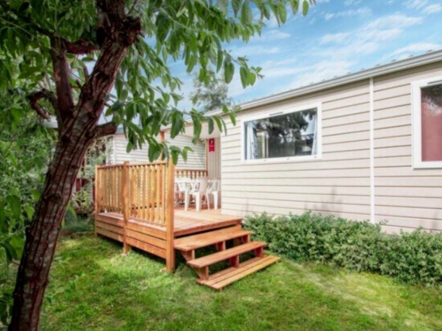 Camping Pas Cher vous présente avec son site Officiel campingpascher.fr, le Camping Le Pearl - Paradis classé 4 étoiles, situé sur la commune de Argelès-sur-mer dans le département Pyrénées-orientales (Languedoc Roussillon) en France. Le camping Le Pearl - Paradis, vous présente un hébergement de type mobil-home de 19 m² pour 4 personnes avec climatisation et télévision. Le camping Le Pearl - Paradis vous propose du sam. 19 septembre au sam. 26 septembre 2026, en promotion à -20% pour 7 nuits à 189 € au lieu de 238,0 € soit une Économie de 49 €. Cette location propose 5 dates différentes pour réserver votre séjour. Découvrez également les 21 autres gammes d'hébergements du camping. Les Avis clients pour le Camping Le Pearl - Paradis sont excellents avec une note moyenne de 8 sur 10. Parc aquatique, Piscine chauffée, Piscine extérieure, Animations familiales, Club ados, Club enfants, Aire de jeux enfants, Baby-foot, Canoë-kayak, Centre équestre, Court de tennis, Golf, Ping-pong, Piscine, Pétanque, Randonnée, Terrain de football, Terrain multisports, Trampoline, Voile, Bar, Dépôt de pain, Plats à emporter, Restaurant, Snack/Bar, Épicerie,... En savoir plus : cliquez-ICI.