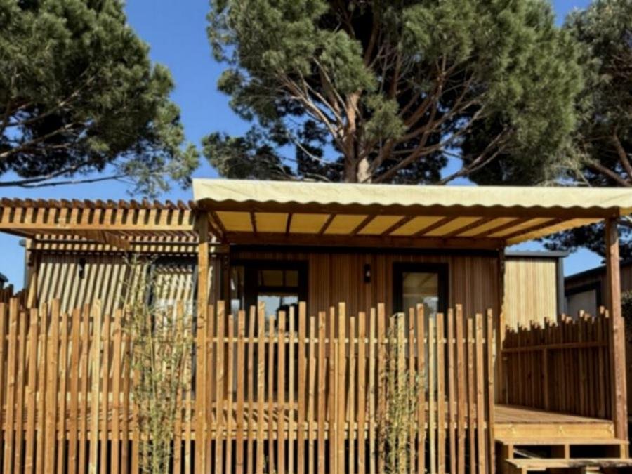 Camping Pas Cher vous présente avec son site Officiel campingpascher.fr, le Camping Le Pearl - Paradis classé 4 étoiles, situé sur la commune de Argelès-sur-mer dans le département Pyrénées-orientales (Languedoc Roussillon) en France. Le camping Le Pearl - Paradis vous propose un hébergement de type mobil-home de 33 m² pour 5 personnes avec climatisation (télévision). L'établissement vous propose 21 autres types d'hébergements. Découvrez tous nos séjours à petits prix dans la commune et aux alentours de Argelès-sur-mer du département : Pyrénées-orientales (Languedoc Roussillon). Les Avis clients pour le Camping Le Pearl - Paradis sont excellents avec une note moyenne de 8 sur 10. Parc aquatique, Piscine chauffée, Piscine extérieure, Animations familiales, Club ados, Club enfants, Aire de jeux enfants, Baby-foot, Canoë-kayak, Centre équestre, Court de tennis, Golf, Ping-pong, Piscine, Pétanque, Randonnée, Terrain de football, Terrain multisports, Trampoline, Voile, Bar, Dépôt de pain, Plats à emporter, Restaurant, Snack/Bar, Épicerie,... En savoir plus : cliquez-ICI.
