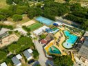 Camping Pas Cher vous présente avec son site Officiel campingpascher.fr, le Camping Le Pearl - Paradis classé 4 étoiles, situé sur la commune de Argelès-sur-mer dans le département Pyrénées-orientales (Languedoc Roussillon) en France. Le camping Le Pearl - Paradis, vous présente un hébergement de type tente en toile et bois de 27 m² pour 2 personnes. Le camping Le Pearl - Paradis vous propose du dimanche 07 juin au dimanche 14 juin 2026, en promotion à -20% pour 7 nuits à 189 € au lieu de 238,0 € soit une Économie de 49 €. Cette location propose 10 dates différentes pour réserver votre séjour. Découvrez également les 21 autres gammes d'hébergements du camping. Les Avis clients pour le Camping Le Pearl - Paradis sont excellents avec une note moyenne de 8 sur 10. Parc aquatique, Piscine chauffée, Piscine extérieure, Animations familiales, Club ados, Club enfants, Aire de jeux enfants, Baby-foot, Canoë-kayak, Centre équestre, Court de tennis, Golf, Ping-pong, Piscine, Pétanque, Randonnée, Terrain de football, Terrain multisports, Trampoline, Voile, Bar, Dépôt de pain, Plats à emporter, Restaurant, Snack/Bar, Épicerie,... En savoir plus : cliquez-ICI.