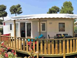 Camping Pas Cher vous présente avec son site Officiel campingpascher.fr, le Camping Le Pearl - Paradis classé 4 étoiles, situé sur la commune de Argelès-sur-mer dans le département Pyrénées-orientales (Languedoc Roussillon) en France. Le camping Le Pearl - Paradis vous propose un hébergement de type mobil-home de 33 m² avec climatisation (télévision). L'établissement vous propose 17 autres types d'hébergements. Découvrez tous nos séjours à petits prix dans la commune et aux alentours de Argelès-sur-mer du département : Pyrénées-orientales (Languedoc Roussillon). Les Avis clients pour le Camping Le Pearl - Paradis sont excellents avec une note moyenne de 8 sur 10. Parc aquatique, Piscine chauffée, Piscine extérieure, Animations familiales, Club ados, Club enfants, Aire de jeux enfants, Baby-foot, Canoë-kayak, Centre équestre, Court de tennis, Golf, Ping-pong, Piscine, Pétanque, Randonnée, Terrain de football, Terrain multisports, Trampoline, Voile, Bar, Dépôt de pain, Plats à emporter, Restaurant, Snack/Bar, Épicerie,... En savoir plus : cliquez-ICI.