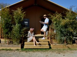 Camping Pas Cher vous présente avec son site Officiel campingpascher.fr, le Camping Le Pearl - Paradis classé 4 étoiles, situé sur la commune de Argelès-sur-mer dans le département Pyrénées-orientales (Languedoc Roussillon) en France. Le camping Le Pearl - Paradis, vous présente un hébergement de type tente en toile et bois de 27 m² pour 4 personnes. Le camping Le Pearl - Paradis vous propose du sam. 22 août au sam. 29 août 2026, en promotion à -16% pour 7 nuits à 627 € au lieu de 747,0 € soit une Économie de 120 €. Cette location propose 27 dates différentes pour réserver votre séjour. Découvrez également les 17 autres gammes d'hébergements du camping. Les Avis clients pour le Camping Le Pearl - Paradis sont excellents avec une note moyenne de 8 sur 10. Parc aquatique, Piscine chauffée, Piscine extérieure, Animations familiales, Club ados, Club enfants, Aire de jeux enfants, Baby-foot, Canoë-kayak, Centre équestre, Court de tennis, Golf, Ping-pong, Piscine, Pétanque, Randonnée, Terrain de football, Terrain multisports, Trampoline, Voile, Bar, Dépôt de pain, Plats à emporter, Restaurant, Snack/Bar, Épicerie,... En savoir plus : cliquez-ICI.