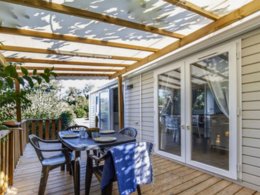 Camping Pas Cher vous présente avec son site Officiel campingpascher.fr, le Camping Le Pearl - Paradis classé 4 étoiles, situé sur la commune de Argelès-sur-mer dans le département Pyrénées-orientales (Languedoc Roussillon) en France. Le camping Le Pearl - Paradis, vous présente un hébergement de type mobil-home de 29 m² avec climatisation et télévision. Le camping Le Pearl - Paradis vous propose du dimanche 23 août au dimanche 30 août 2026, en promotion à -17% pour 7 nuits à 777 € au lieu de 938,0 € soit une Économie de 161 €. Cette location propose 25 dates différentes pour réserver votre séjour. Découvrez également les 17 autres gammes d'hébergements du camping. Les Avis clients pour le Camping Le Pearl - Paradis sont excellents avec une note moyenne de 8 sur 10. Parc aquatique, Piscine chauffée, Piscine extérieure, Animations familiales, Club ados, Club enfants, Aire de jeux enfants, Baby-foot, Canoë-kayak, Centre équestre, Court de tennis, Golf, Ping-pong, Piscine, Pétanque, Randonnée, Terrain de football, Terrain multisports, Trampoline, Voile, Bar, Dépôt de pain, Plats à emporter, Restaurant, Snack/Bar, Épicerie,... En savoir plus : cliquez-ICI.