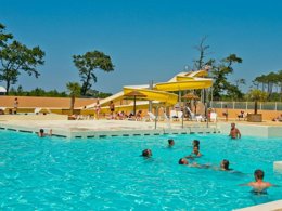Camping Pas Cher vous présente avec son site Officiel campingpascher.fr, le Camping Siblu Les Oyats - FunPass Inclus classé 4 étoiles, situé sur la commune de Seignosse dans le département Landes (Aquitaine) en France. Le camping Siblu Les Oyats - FunPass Inclus, vous présente un hébergement de type mobil-home pour 6 personnes. Le camping Siblu Les Oyats - FunPass Inclus vous proposeun séjour PAS CHER avec une REMISEdu lundi 08 juin au lundi 15 juin 2026, en promotion à -30% pour 7 nuits à 206,50 € au lieu de 295,0 € soit une Économie de 88,50 €. Cette location propose 35 dates différentes pour réserver votre séjour. Découvrez également les 7 autres gammes d'hébergements du camping. Les Avis clients pour le Camping Siblu Les Oyats - FunPass Inclus sont de 7 sur 10. Parc aquatique, Piscine chauffée, Piscine extérieure, Animations familiales, Club ados, Club enfants, Aire de jeux enfants, Canoë-kayak, Centre équestre, Court de tennis, Ping-pong, Plongée, Pétanque, Salle de fitness, Surf, Terrain de beach-volley, Terrain multisports, Bar, Plats à emporter, Snack/Bar, Supermarché, Épicerie,... En savoir plus : cliquez-ICI.