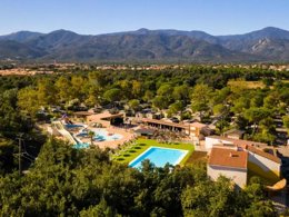 Camping Pas Cher vous présente avec son site Officiel campingpascher.fr, le Camping Argelès Vacances classé 4 étoiles, situé sur la commune de Argelès-sur-mer dans le département Pyrénées-orientales (Languedoc Roussillon) en France. Le camping Argelès Vacances, vous présente un hébergement de type mobil-home de 29 m² avec climatisation et télévision. Le camping Argelès Vacances vous proposeun séjour PAS CHER avec une REMISEdu dimanche 21 juin au dimanche 28 juin 2026, en promotion à -30% pour 7 nuits à 239 € au lieu de 341,43 € soit une Économie de 102,43 €. Cette location propose 56 dates différentes pour réserver votre séjour. Découvrez également les 5 autres gammes d'hébergements du camping. Les Avis clients pour le Camping Argelès Vacances sont de 7 sur 10. Parc aquatique, Piscine chauffée, Piscine extérieure, Animations familiales, Club ados, Club enfants, Aire de jeux enfants, Canoë-kayak, Centre équestre, Cyclisme, Ping-pong, Pétanque, Randonnée, Voile, Bar, Dépôt de pain, Pizzeria, Plats à emporter, Restaurant, Snack/Bar, Épicerie,... En savoir plus : cliquez-ICI.