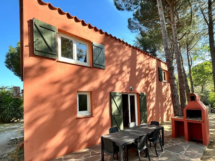 Camping Pas Cher vous présente avec son site Officiel campingpascher.fr, le Camping Domaine Des Mimosas classé 2 étoiles, situé sur la commune de Argelès-sur-mer dans le département Pyrénées-orientales (Languedoc Roussillon) en France. Le camping Domaine Des Mimosas, vous présente un hébergement de type villa. Le camping Domaine Des Mimosas vous propose du sam. 19 septembre au sam. 26 septembre 2026 pour 7 nuits à 970€. Cette location propose 36 dates différentes pour réserver votre séjour. Découvrez également les 7 autres gammes d'hébergements du camping. Les Avis clients pour le Camping Domaine Des Mimosas sont excellents avec une note moyenne de 9 sur 10. Piscine extérieure, Animations familiales, Aire de jeux enfants, Baby-foot, Ping-pong, Piscine, Pétanque, Dépôt de pain, Épicerie,... En savoir plus : cliquez-ICI.