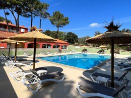 Camping Pas Cher vous présente avec son site Officiel campingpascher.fr, le Camping Domaine Des Mimosas classé 2 étoiles, situé sur la commune de Argelès-sur-mer dans le département Pyrénées-orientales (Languedoc Roussillon) en France. Le camping Domaine Des Mimosas, vous présente un hébergement de type villa. Le camping Domaine Des Mimosas vous propose du sam. 27 juin au sam. 04 juillet 2026 pour 7 nuits à 1280€. Cette location propose 2 dates différentes pour réserver votre séjour. Découvrez également les 7 autres gammes d'hébergements du camping. Les Avis clients pour le Camping Domaine Des Mimosas sont excellents avec une note moyenne de 9 sur 10. Piscine extérieure, Animations familiales, Aire de jeux enfants, Baby-foot, Ping-pong, Piscine, Pétanque, Dépôt de pain, Épicerie,... En savoir plus : cliquez-ICI.