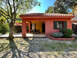 Camping Pas Cher vous présente avec son site Officiel campingpascher.fr, le Camping Domaine Des Mimosas classé 2 étoiles, situé sur la commune de Argelès-sur-mer dans le département Pyrénées-orientales (Languedoc Roussillon) en France. Le camping Domaine Des Mimosas, vous présente un hébergement de type villa avec climatisation et télévision. Le camping Domaine Des Mimosas vous propose du sam. 04 avril au sam. 11 avril 2026 pour 7 nuits à 670€. Cette location propose 101 dates différentes pour réserver votre séjour. Découvrez également les 7 autres gammes d'hébergements du camping. Les Avis clients pour le Camping Domaine Des Mimosas sont excellents avec une note moyenne de 9 sur 10. Piscine extérieure, Animations familiales, Aire de jeux enfants, Baby-foot, Ping-pong, Piscine, Pétanque, Dépôt de pain, Épicerie,... En savoir plus : cliquez-ICI.