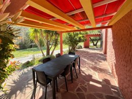 Camping Pas Cher vous présente avec son site Officiel campingpascher.fr, le Camping Domaine Des Mimosas classé 2 étoiles, situé sur la commune de Argelès-sur-mer dans le département Pyrénées-orientales (Languedoc Roussillon) en France. Le camping Domaine Des Mimosas, vous présente un hébergement de type villa. Le camping Domaine Des Mimosas vous propose du sam. 04 avril au sam. 11 avril 2026 pour 7 nuits à 980€. Cette location propose 93 dates différentes pour réserver votre séjour. Découvrez également les 7 autres gammes d'hébergements du camping. Les Avis clients pour le Camping Domaine Des Mimosas sont excellents avec une note moyenne de 9 sur 10. Piscine extérieure, Animations familiales, Aire de jeux enfants, Baby-foot, Ping-pong, Piscine, Pétanque, Dépôt de pain, Épicerie,... En savoir plus : cliquez-ICI.