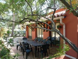 Camping Pas Cher vous présente avec son site Officiel campingpascher.fr, le Camping Domaine Des Mimosas classé 2 étoiles, situé sur la commune de Argelès-sur-mer dans le département Pyrénées-orientales (Languedoc Roussillon) en France. Le camping Domaine Des Mimosas, vous présente un hébergement de type villa. Le camping Domaine Des Mimosas vous propose du sam. 04 avril au sam. 11 avril 2026 pour 7 nuits à 1200€. Cette location propose 13 dates différentes pour réserver votre séjour. Découvrez également les 7 autres gammes d'hébergements du camping. Les Avis clients pour le Camping Domaine Des Mimosas sont excellents avec une note moyenne de 9 sur 10. Piscine extérieure, Animations familiales, Aire de jeux enfants, Baby-foot, Ping-pong, Piscine, Pétanque, Dépôt de pain, Épicerie,... En savoir plus : cliquez-ICI.