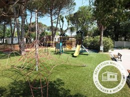 Camping Pas Cher vous présente avec son site Officiel campingpascher.fr, le Camping Taxo Les Pins classé 4 étoiles, situé sur la commune de Argelès-sur-mer dans le département Pyrénées-orientales (Languedoc Roussillon) en France. Le camping Taxo Les Pins, vous présente un hébergement de type mobil-home de 30 m² avec climatisation et télévision. Le camping Taxo Les Pins vous proposeun séjour PAS CHER avec une REMISEdu sam. 18 avril au sam. 25 avril 2026, en promotion à -35% pour 7 nuits à 339 € au lieu de 521,54 € soit une Économie de 182,54 €. Cette location propose 29 dates différentes pour réserver votre séjour. Découvrez également les 4 autres gammes d'hébergements du camping. Les Avis clients pour le Camping Taxo Les Pins sont excellents avec une note moyenne de 8 sur 10. Parc aquatique, Piscine chauffée, Piscine extérieure, Animations familiales, Club ados, Club enfants, Aire de jeux enfants, Centre équestre, Cyclisme, Golf, Parcours sportif, Ping-pong, Pétanque, Terrain multisports, Bar, Dépôt de pain, Pizzeria, Plats à emporter, Restaurant, Snack/Bar, Épicerie,... En savoir plus : cliquez-ICI.