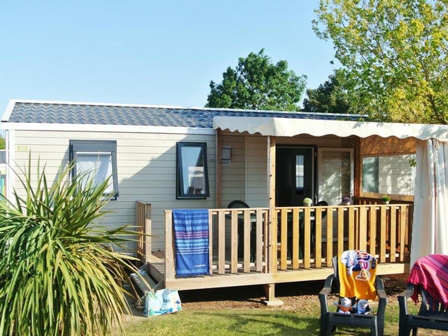 Camping Pas Cher vous présente avec son site Officiel campingpascher.fr, le Camping Club Le Littoral 5* - MS VACANCES classé 5 étoiles, situé sur la commune de Argelès-sur-mer dans le département Pyrénées-orientales (Languedoc Roussillon) en France. Le camping Club Le Littoral 5* - MS VACANCES vous propose un hébergement de type mobil-home de 31 m² pour 6 personnes avec climatisation (télévision). L'établissement vous propose 18 autres types d'hébergements. Découvrez tous nos séjours à petits prix dans la commune et aux alentours de Argelès-sur-mer du département : Pyrénées-orientales (Languedoc Roussillon). Les Avis clients pour le Camping Club Le Littoral 5* - MS VACANCES sont excellents avec une note moyenne de 8 sur 10. Mer, Parc aquatique, Piscine couverte, Piscine extérieure, Animations familiales, Club ados, Club enfants, Aire de jeux enfants, Canoë-kayak, Centre équestre, Court de tennis, Cyclisme, Golf, Parcours sportif, Ping-pong, Piscine, Plongée, Pétanque, Salle de fitness, Salle de jeux vidéo, Structure gonflable enfants, Terrain multisports, Tir à l’arc, Trampoline, Bar, Dépôt de pain, Plats à emporter, Restaurant, Snack/Bar, Épicerie,... En savoir plus : cliquez-ICI.