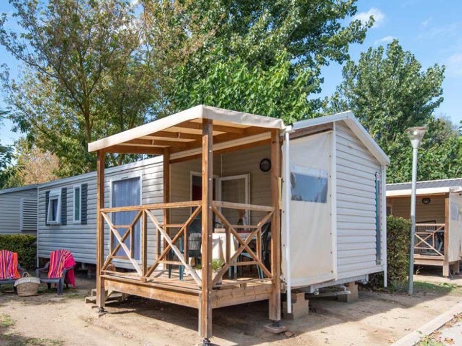 Camping Pas Cher vous présente avec son site Officiel campingpascher.fr, le Camping Club Le Littoral 5* - MS VACANCES classé 5 étoiles, situé sur la commune de Argelès-sur-mer dans le département Pyrénées-orientales (Languedoc Roussillon) en France. Le camping Club Le Littoral 5* - MS VACANCES vous propose un hébergement de type mobil-home de 32 m² pour 6 personnes avec climatisation (télévision). L'établissement vous propose 18 autres types d'hébergements. Découvrez tous nos séjours à petits prix dans la commune et aux alentours de Argelès-sur-mer du département : Pyrénées-orientales (Languedoc Roussillon). Les Avis clients pour le Camping Club Le Littoral 5* - MS VACANCES sont excellents avec une note moyenne de 8 sur 10. Mer, Parc aquatique, Piscine couverte, Piscine extérieure, Animations familiales, Club ados, Club enfants, Aire de jeux enfants, Canoë-kayak, Centre équestre, Court de tennis, Cyclisme, Golf, Parcours sportif, Ping-pong, Piscine, Plongée, Pétanque, Salle de fitness, Salle de jeux vidéo, Structure gonflable enfants, Terrain multisports, Tir à l’arc, Trampoline, Bar, Dépôt de pain, Plats à emporter, Restaurant, Snack/Bar, Épicerie,... En savoir plus : cliquez-ICI.