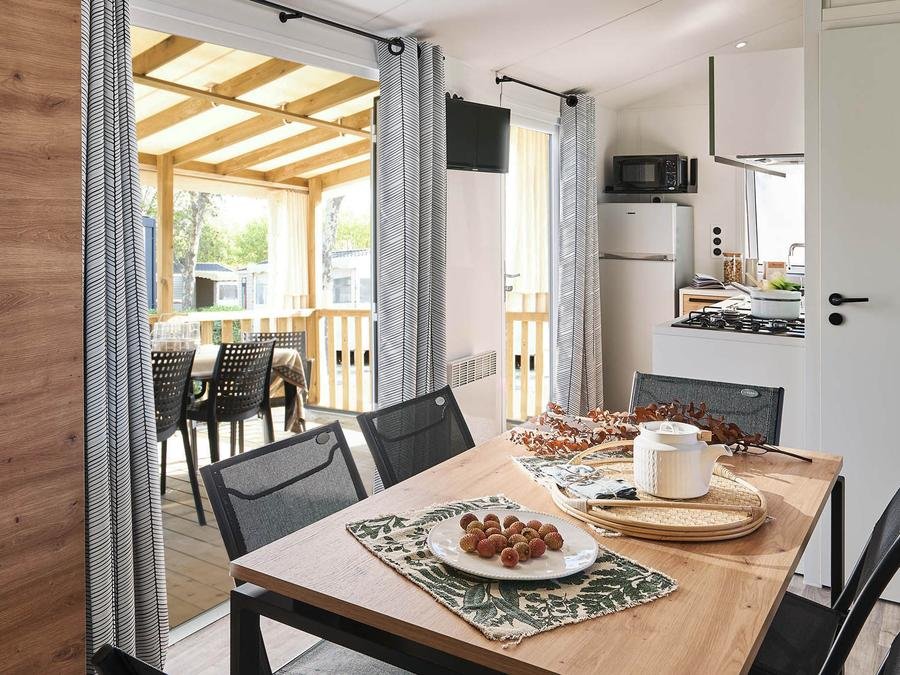 Camping Pas Cher vous présente avec son site Officiel campingpascher.fr, le Camping Club Le Littoral 5* - MS VACANCES classé 5 étoiles, situé sur la commune de Argelès-sur-mer dans le département Pyrénées-orientales (Languedoc Roussillon) en France. Le camping Club Le Littoral 5* - MS VACANCES vous propose un hébergement de type mobil-home de 33 m² pour 6 personnes avec climatisation (télévision). L'établissement vous propose 18 autres types d'hébergements. Découvrez tous nos séjours à petits prix dans la commune et aux alentours de Argelès-sur-mer du département : Pyrénées-orientales (Languedoc Roussillon). Les Avis clients pour le Camping Club Le Littoral 5* - MS VACANCES sont excellents avec une note moyenne de 8 sur 10. Mer, Parc aquatique, Piscine couverte, Piscine extérieure, Animations familiales, Club ados, Club enfants, Aire de jeux enfants, Canoë-kayak, Centre équestre, Court de tennis, Cyclisme, Golf, Parcours sportif, Ping-pong, Piscine, Plongée, Pétanque, Salle de fitness, Salle de jeux vidéo, Structure gonflable enfants, Terrain multisports, Tir à l’arc, Trampoline, Bar, Dépôt de pain, Plats à emporter, Restaurant, Snack/Bar, Épicerie,... En savoir plus : cliquez-ICI.