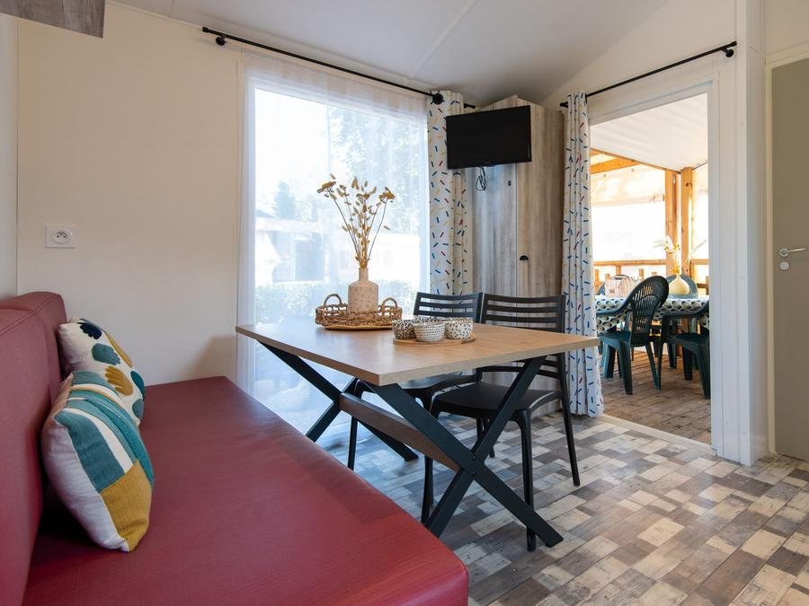 Camping Pas Cher vous présente avec son site Officiel campingpascher.fr, le Camping Club Le Littoral 5* - MS VACANCES classé 5 étoiles, situé sur la commune de Argelès-sur-mer dans le département Pyrénées-orientales (Languedoc Roussillon) en France. Le camping Club Le Littoral 5* - MS VACANCES, vous présente un hébergement de type mobil-home de 23 m² pour 4 personnes avec climatisation et télévision. Le camping Club Le Littoral 5* - MS VACANCES vous propose du mercredi 16 septembre au mercredi 23 septembre 2026, en promotion à -20% pour 7 nuits à 322,40 € au lieu de 403,0 € soit une Économie de 80,60 €. Cette location propose 17 dates différentes pour réserver votre séjour. Découvrez également les 18 autres gammes d'hébergements du camping. Les Avis clients pour le Camping Club Le Littoral 5* - MS VACANCES sont excellents avec une note moyenne de 8 sur 10. Mer, Parc aquatique, Piscine couverte, Piscine extérieure, Animations familiales, Club ados, Club enfants, Aire de jeux enfants, Canoë-kayak, Centre équestre, Court de tennis, Cyclisme, Golf, Parcours sportif, Ping-pong, Piscine, Plongée, Pétanque, Salle de fitness, Salle de jeux vidéo, Structure gonflable enfants, Terrain multisports, Tir à l’arc, Trampoline, Bar, Dépôt de pain, Plats à emporter, Restaurant, Snack/Bar, Épicerie,... En savoir plus : cliquez-ICI.