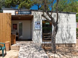 Camping Pas Cher vous présente avec son site Officiel campingpascher.fr, le Camping Club Le Littoral 5* - MS VACANCES classé 5 étoiles, situé sur la commune de Argelès-sur-mer dans le département Pyrénées-orientales (Languedoc Roussillon) en France. Le camping Club Le Littoral 5* - MS VACANCES, vous présente un hébergement de type mobil-home de 23 m² pour 4 personnes avec climatisation et télévision. Le camping Club Le Littoral 5* - MS VACANCES vous propose du dimanche 03 mai au dimanche 10 mai 2026, en promotion à -25% pour 7 nuits à 292,50 € au lieu de 390,0 € soit une Économie de 97,50 €. Cette location propose 86 dates différentes pour réserver votre séjour. Découvrez également les 17 autres gammes d'hébergements du camping. Les Avis clients pour le Camping Club Le Littoral 5* - MS VACANCES sont excellents avec une note moyenne de 8 sur 10. Mer, Parc aquatique, Piscine couverte, Piscine extérieure, Animations familiales, Club ados, Club enfants, Aire de jeux enfants, Canoë-kayak, Centre équestre, Court de tennis, Cyclisme, Golf, Parcours sportif, Ping-pong, Piscine, Plongée, Pétanque, Salle de fitness, Salle de jeux vidéo, Structure gonflable enfants, Terrain multisports, Tir à l’arc, Trampoline, Bar, Dépôt de pain, Plats à emporter, Restaurant, Snack/Bar, Épicerie,... En savoir plus : cliquez-ICI.