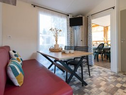 Camping Pas Cher vous présente avec son site Officiel campingpascher.fr, le Camping Club Le Littoral 5* - MS VACANCES classé 5 étoiles, situé sur la commune de Argelès-sur-mer dans le département Pyrénées-orientales (Languedoc Roussillon) en France. Le camping Club Le Littoral 5* - MS VACANCES, vous présente un hébergement de type mobil-home de 23 m² pour 4 personnes avec climatisation et télévision. Le camping Club Le Littoral 5* - MS VACANCES vous propose du dimanche 03 mai au dimanche 10 mai 2026, en promotion à -25% pour 7 nuits à 292,50 € au lieu de 390,0 € soit une Économie de 97,50 €. Cette location propose 86 dates différentes pour réserver votre séjour. Découvrez également les 17 autres gammes d'hébergements du camping. Les Avis clients pour le Camping Club Le Littoral 5* - MS VACANCES sont excellents avec une note moyenne de 8 sur 10. Mer, Parc aquatique, Piscine couverte, Piscine extérieure, Animations familiales, Club ados, Club enfants, Aire de jeux enfants, Canoë-kayak, Centre équestre, Court de tennis, Cyclisme, Golf, Parcours sportif, Ping-pong, Piscine, Plongée, Pétanque, Salle de fitness, Salle de jeux vidéo, Structure gonflable enfants, Terrain multisports, Tir à l’arc, Trampoline, Bar, Dépôt de pain, Plats à emporter, Restaurant, Snack/Bar, Épicerie,... En savoir plus : cliquez-ICI.