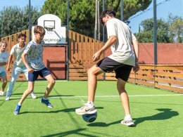 Camping Pas Cher vous présente avec son site Officiel campingpascher.fr, le Camping Club Le Littoral 5* - MS VACANCES classé 5 étoiles, situé sur la commune de Argelès-sur-mer dans le département Pyrénées-orientales (Languedoc Roussillon) en France. Le camping Club Le Littoral 5* - MS VACANCES, vous présente un hébergement de type mobil-home de 27 m² pour 4 personnes avec climatisation et télévision. Le camping Club Le Littoral 5* - MS VACANCES vous propose du dimanche 03 mai au dimanche 10 mai 2026, en promotion à -25% pour 7 nuits à 287,25 € au lieu de 383,0 € soit une Économie de 95,75 €. Cette location propose 64 dates différentes pour réserver votre séjour. Découvrez également les 17 autres gammes d'hébergements du camping. Les Avis clients pour le Camping Club Le Littoral 5* - MS VACANCES sont excellents avec une note moyenne de 8 sur 10. Mer, Parc aquatique, Piscine couverte, Piscine extérieure, Animations familiales, Club ados, Club enfants, Aire de jeux enfants, Canoë-kayak, Centre équestre, Court de tennis, Cyclisme, Golf, Parcours sportif, Ping-pong, Piscine, Plongée, Pétanque, Salle de fitness, Salle de jeux vidéo, Structure gonflable enfants, Terrain multisports, Tir à l’arc, Trampoline, Bar, Dépôt de pain, Plats à emporter, Restaurant, Snack/Bar, Épicerie,... En savoir plus : cliquez-ICI.