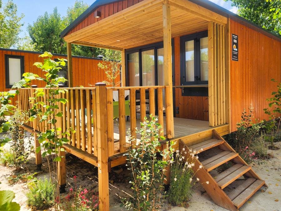 Camping Pas Cher vous présente avec son site Officiel campingpascher.fr, le Camping Tour Opérateur Sur Camping 5* à Port Grimaud classé 5 étoiles, situé sur la commune de Port Grimaud dans le département Var (Provence Alpes Côte D'azur) en France. Le camping Tour Opérateur Sur Camping 5* à Port Grimaud, vous présente un hébergement de type mobil-home de 28 m² pour 4 personnes avec climatisation et télévision. Le camping Tour Opérateur Sur Camping 5* à Port Grimaud vous propose du sam. 10 octobre au sam. 17 octobre 2026 pour 7 nuits à 400€. Cette location propose 16 dates différentes pour réserver votre séjour. Découvrez également les 4 autres gammes d'hébergements du camping. Les Avis clients pour le Camping Tour Opérateur Sur Camping 5* à Port Grimaud sont excellents avec une note moyenne de 8 sur 10. Mer, Piscine chauffée, Piscine extérieure, Animations familiales, Club ados, Club enfants, Aire de jeux enfants, Baby-foot, Canoë-kayak, Centre équestre, Court de tennis, Golf, Ping-pong, Piscine, Pétanque, Salle de fitness, Terrain de volley-ball, Terrain multisports, Trampoline, Bar, Bureau de tabac, Dépôt de pain, Snack/Bar, Station-service, Supermarché, Épicerie,... En savoir plus : cliquez-ICI.