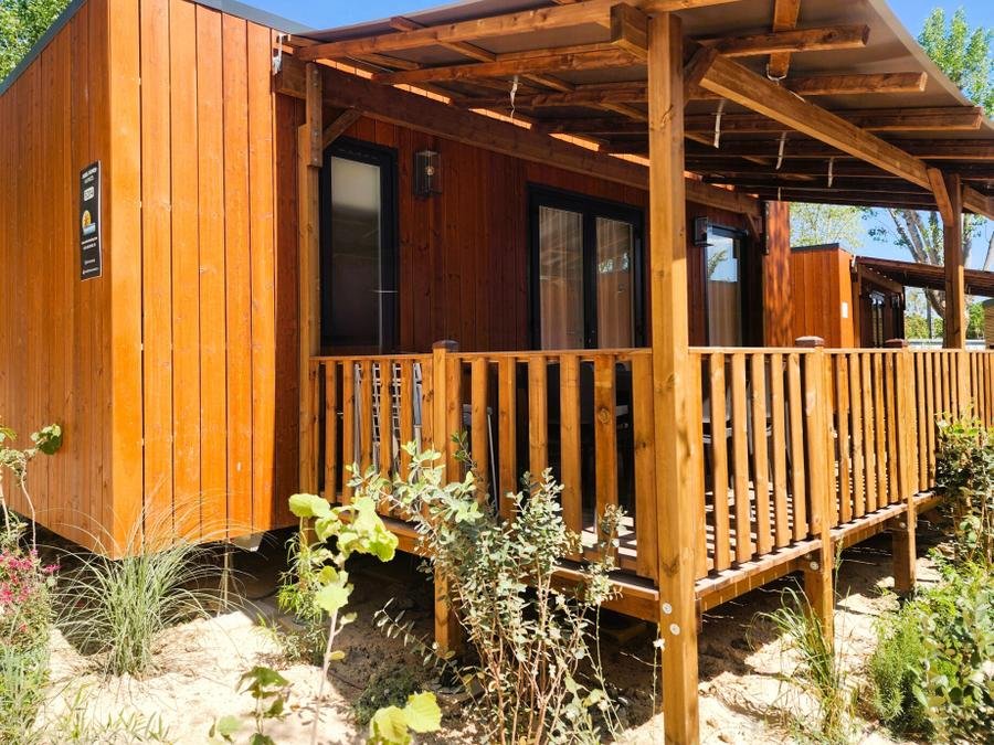Camping Pas Cher vous présente avec son site Officiel campingpascher.fr, le Camping Tour Opérateur Sur Camping 5* à Port Grimaud classé 5 étoiles, situé sur la commune de Port Grimaud dans le département Var (Provence Alpes Côte D'azur) en France. Le camping Tour Opérateur Sur Camping 5* à Port Grimaud, vous présente un hébergement de type mobil-home de 29 m² pour 4 personnes avec climatisation et télévision. Le camping Tour Opérateur Sur Camping 5* à Port Grimaud vous propose du dimanche 11 octobre au dimanche 18 octobre 2026 pour 7 nuits à 500€. Cette location propose 1 dates différentes pour réserver votre séjour. Découvrez également les 3 autres gammes d'hébergements du camping. Les Avis clients pour le Camping Tour Opérateur Sur Camping 5* à Port Grimaud sont excellents avec une note moyenne de 8 sur 10. Mer, Piscine chauffée, Piscine extérieure, Animations familiales, Club ados, Club enfants, Aire de jeux enfants, Baby-foot, Canoë-kayak, Centre équestre, Court de tennis, Golf, Ping-pong, Piscine, Pétanque, Salle de fitness, Terrain de volley-ball, Terrain multisports, Trampoline, Bar, Bureau de tabac, Dépôt de pain, Snack/Bar, Station-service, Supermarché, Épicerie,... En savoir plus : cliquez-ICI.