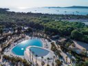 Camping Pas Cher vous présente avec son site Officiel campingpascher.fr, le Camping Tour Opérateur Sur Camping 5* à Port Grimaud classé 5 étoiles, situé sur la commune de Port Grimaud dans le département Var (Provence Alpes Côte D'azur) en France. Le camping Tour Opérateur Sur Camping 5* à Port Grimaud, vous présente un hébergement de type mobil-home de 25 m² pour 4 personnes avec climatisation et télévision. Le camping Tour Opérateur Sur Camping 5* à Port Grimaud vous propose du sam. 03 octobre au sam. 10 octobre 2026 pour 7 nuits à 690€. Cette location propose 3 dates différentes pour réserver votre séjour. Découvrez également les 4 autres gammes d'hébergements du camping. Les Avis clients pour le Camping Tour Opérateur Sur Camping 5* à Port Grimaud sont excellents avec une note moyenne de 8 sur 10. Mer, Piscine chauffée, Piscine extérieure, Animations familiales, Club ados, Club enfants, Aire de jeux enfants, Baby-foot, Canoë-kayak, Centre équestre, Court de tennis, Golf, Ping-pong, Piscine, Pétanque, Salle de fitness, Terrain de volley-ball, Terrain multisports, Trampoline, Bar, Bureau de tabac, Dépôt de pain, Snack/Bar, Station-service, Supermarché, Épicerie,... En savoir plus : cliquez-ICI.