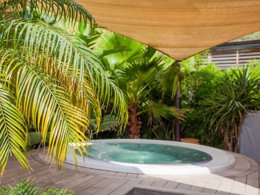 Camping Pas Cher vous présente avec son site Officiel campingpascher.fr, le Camping Tour Opérateur Sur Camping 5* à Port Grimaud classé 5 étoiles, situé sur la commune de Port Grimaud dans le département Var (Provence Alpes Côte D'azur) en France. Le camping Tour Opérateur Sur Camping 5* à Port Grimaud, vous présente un hébergement de type mobil-home de 28 m² pour 4 personnes avec climatisation et télévision. Le camping Tour Opérateur Sur Camping 5* à Port Grimaud vous propose du sam. 10 octobre au sam. 17 octobre 2026 pour 7 nuits à 400€. Cette location propose 72 dates différentes pour réserver votre séjour. Découvrez également les 4 autres gammes d'hébergements du camping. Les Avis clients pour le Camping Tour Opérateur Sur Camping 5* à Port Grimaud sont excellents avec une note moyenne de 8 sur 10. Mer, Piscine chauffée, Piscine extérieure, Animations familiales, Club ados, Club enfants, Aire de jeux enfants, Baby-foot, Canoë-kayak, Centre équestre, Court de tennis, Golf, Ping-pong, Piscine, Pétanque, Salle de fitness, Terrain de volley-ball, Terrain multisports, Trampoline, Bar, Bureau de tabac, Dépôt de pain, Snack/Bar, Station-service, Supermarché, Épicerie,... En savoir plus : cliquez-ICI.